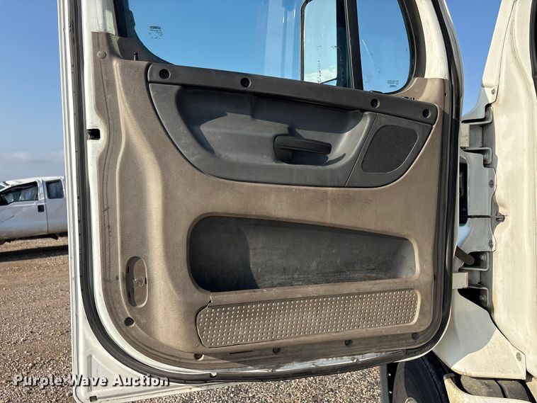 image for item YA2504 2015 Freightliner Cascadia semi truck