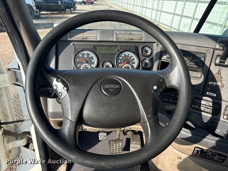 image for item YA2504 2015 Freightliner Cascadia semi truck