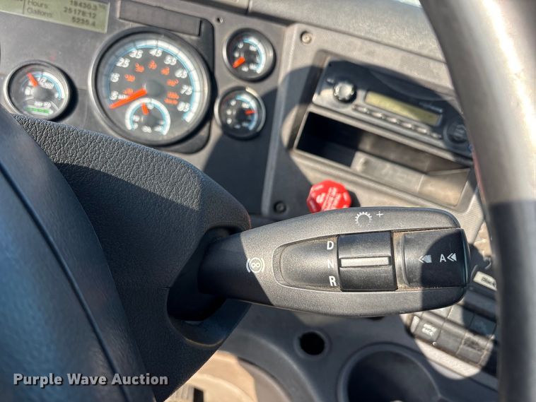 image for item YA2504 2015 Freightliner Cascadia semi truck