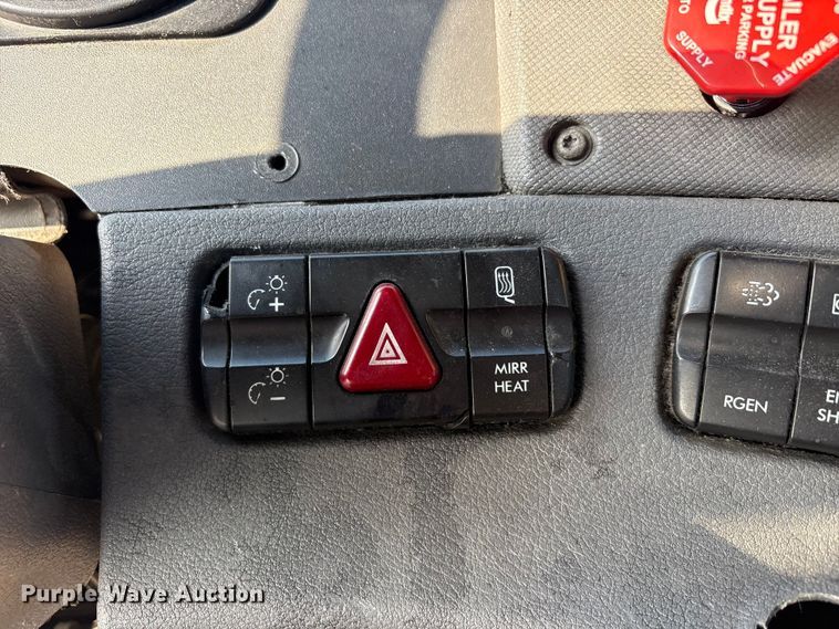 image for item YA2504 2015 Freightliner Cascadia semi truck