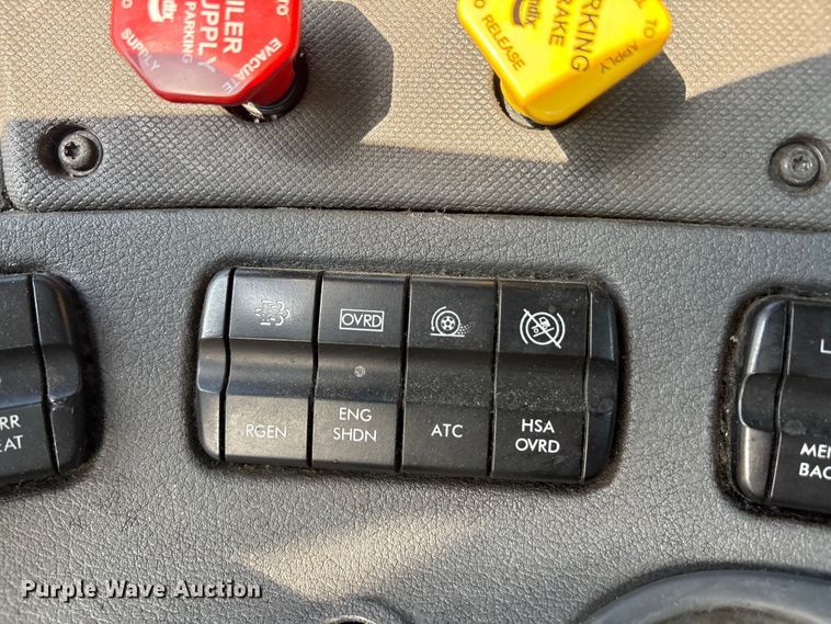 image for item YA2504 2015 Freightliner Cascadia semi truck