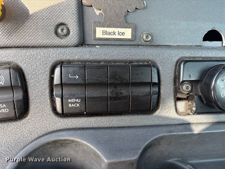 image for item YA2504 2015 Freightliner Cascadia semi truck