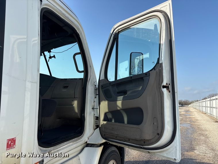 image for item YA2504 2015 Freightliner Cascadia semi truck