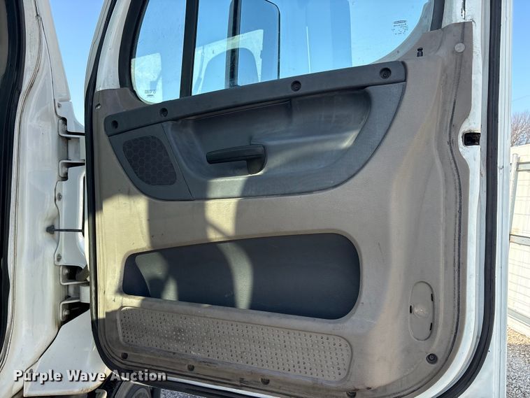 image for item YA2504 2015 Freightliner Cascadia semi truck