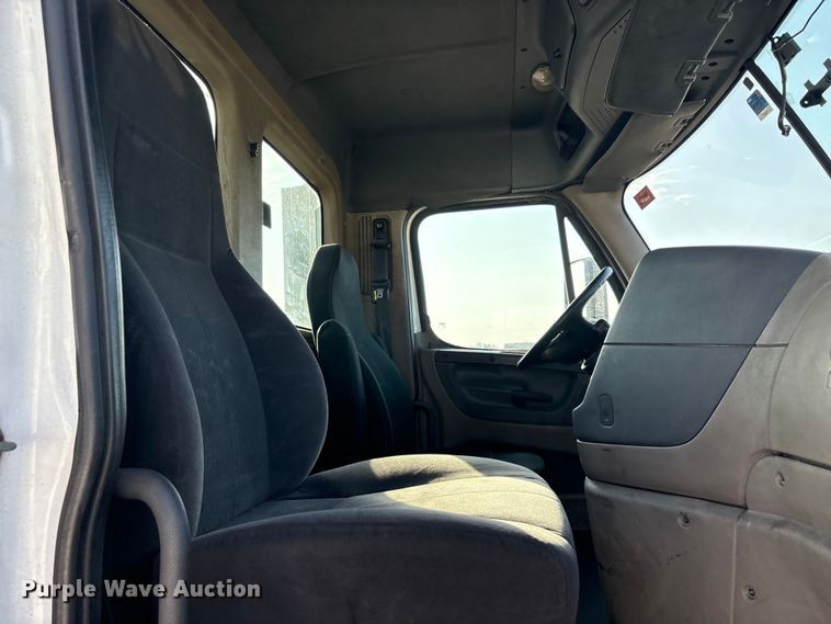 image for item YA2504 2015 Freightliner Cascadia semi truck