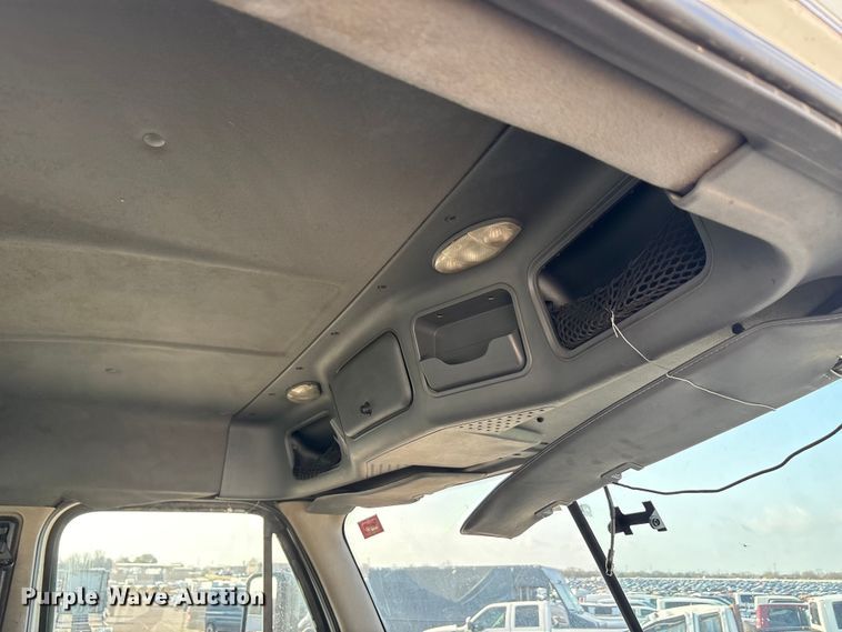 image for item YA2504 2015 Freightliner Cascadia semi truck