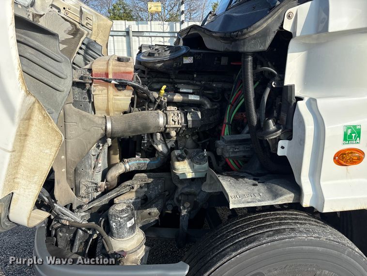 image for item YA2504 2015 Freightliner Cascadia semi truck