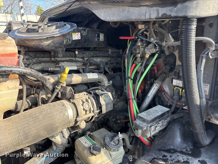 image for item YA2504 2015 Freightliner Cascadia semi truck