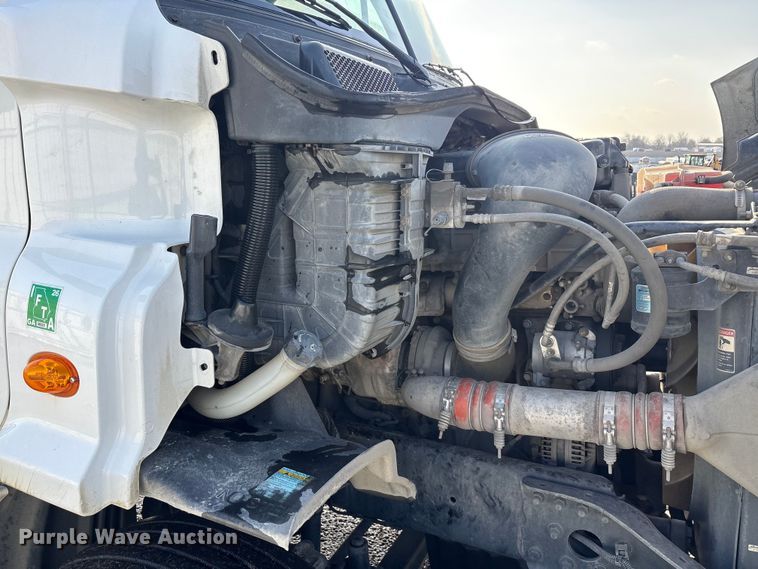 image for item YA2504 2015 Freightliner Cascadia semi truck