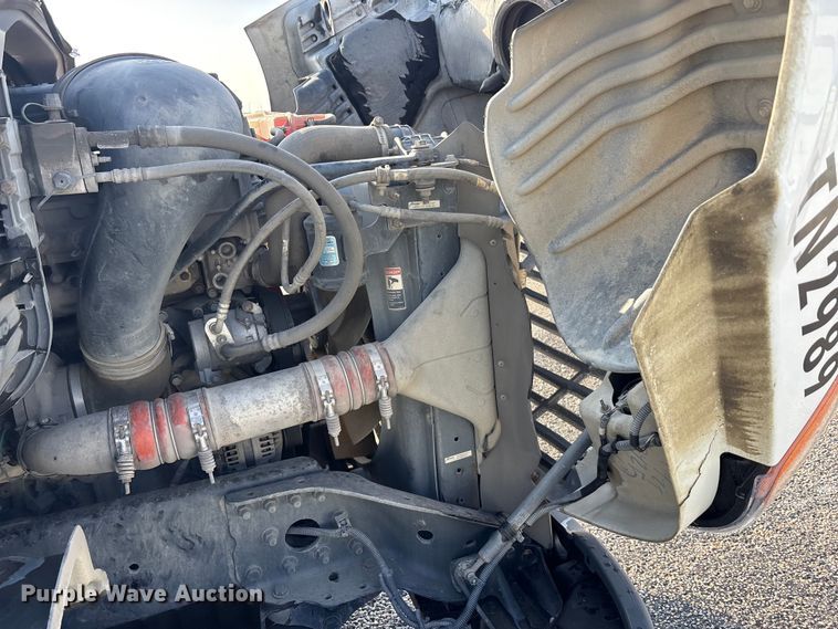 image for item YA2504 2015 Freightliner Cascadia semi truck