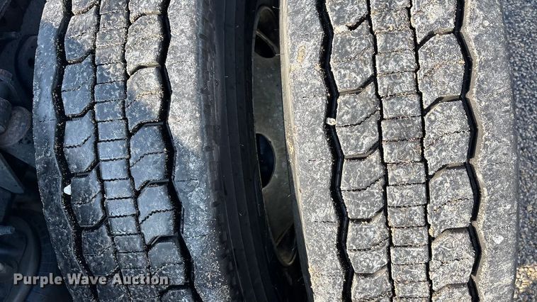 image for item YA2504 2015 Freightliner Cascadia semi truck