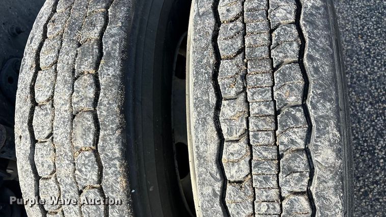 image for item YA2504 2015 Freightliner Cascadia semi truck