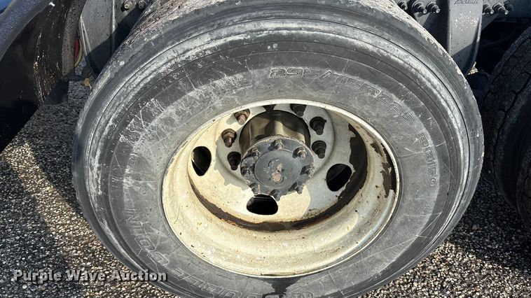 image for item YA2504 2015 Freightliner Cascadia semi truck