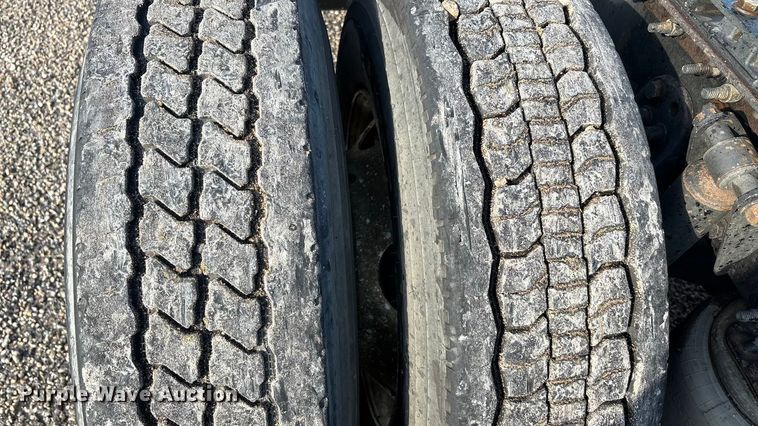 image for item YA2504 2015 Freightliner Cascadia semi truck