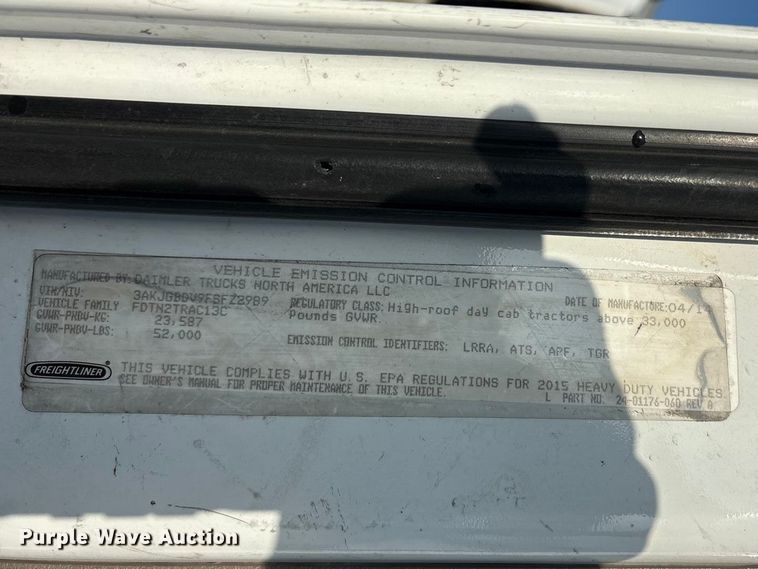 image for item YA2504 2015 Freightliner Cascadia semi truck