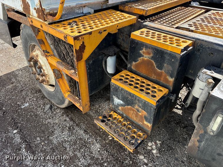 image for item YA2507 2005 Kalmar Ottawa yard truck