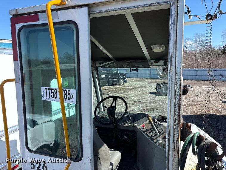 image for item YA2507 2005 Kalmar Ottawa yard truck