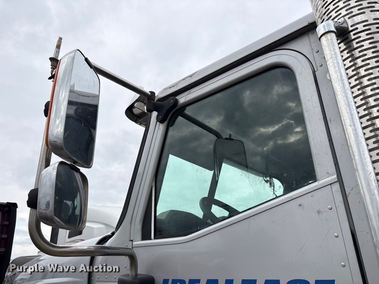 image for item YA2542 2020 International HX520 semi truck