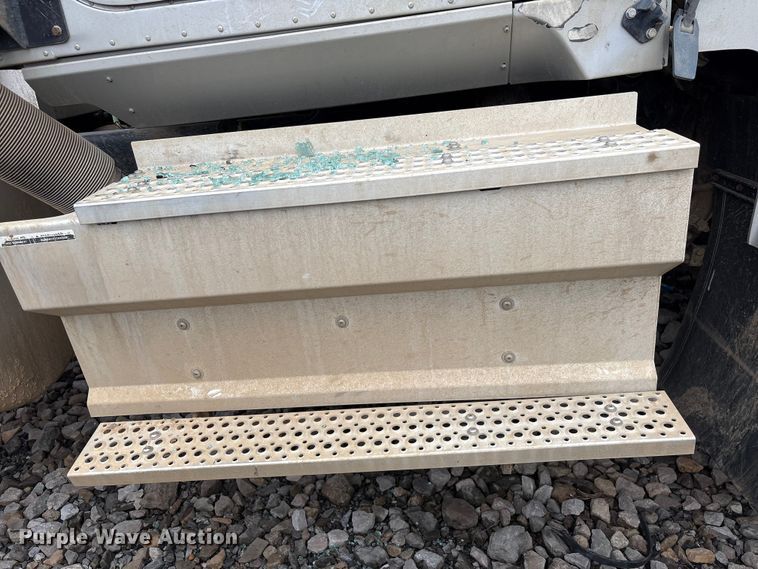 image for item YA2542 2020 International HX520 semi truck