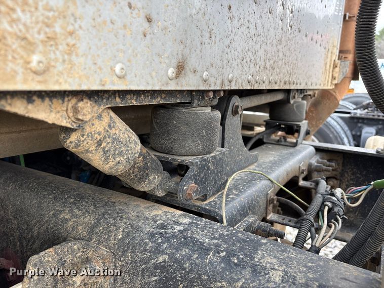 image for item YA2542 2020 International HX520 semi truck