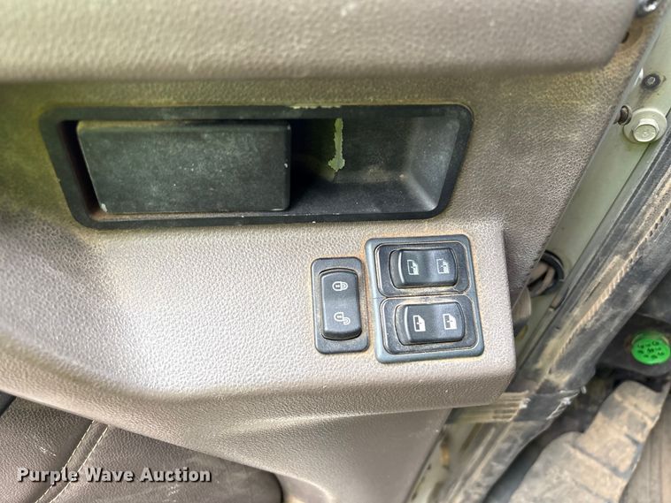 image for item YA2542 2020 International HX520 semi truck