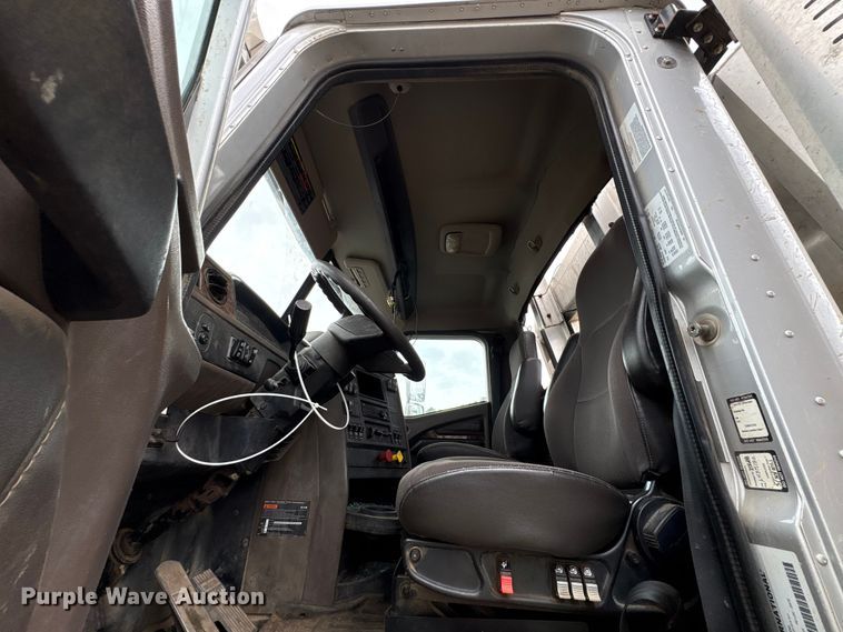 image for item YA2542 2020 International HX520 semi truck