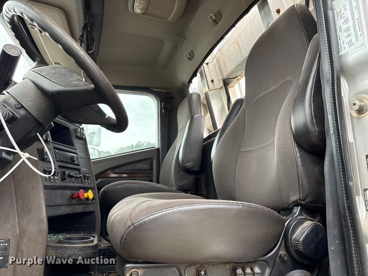 image for item YA2542 2020 International HX520 semi truck