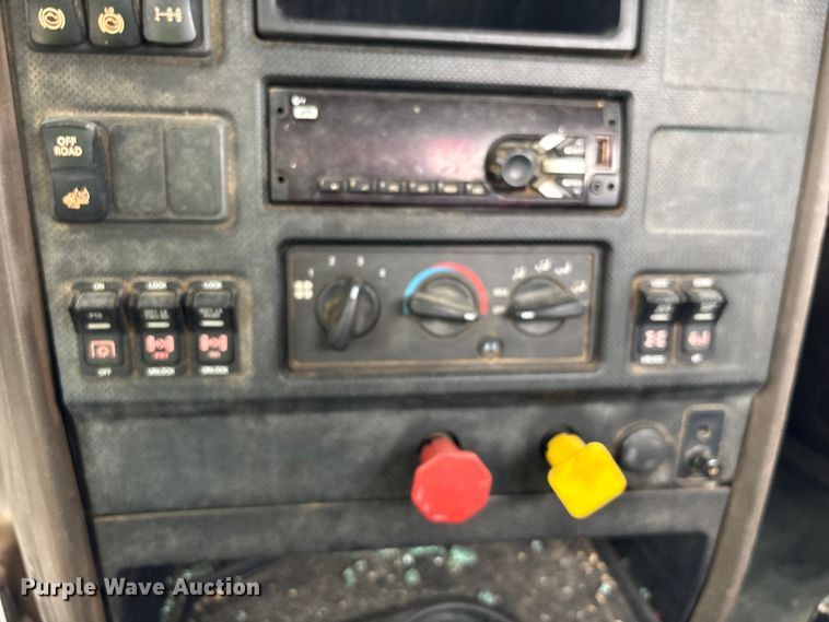 image for item YA2542 2020 International HX520 semi truck