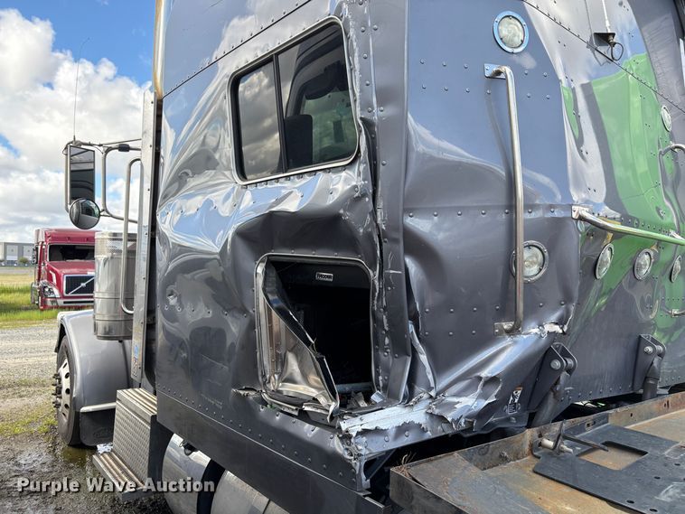 image for item YA2553 2023 Peterbilt 389 semi truck