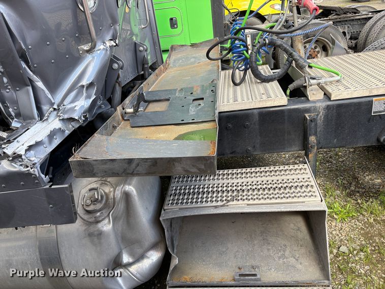 image for item YA2553 2023 Peterbilt 389 semi truck