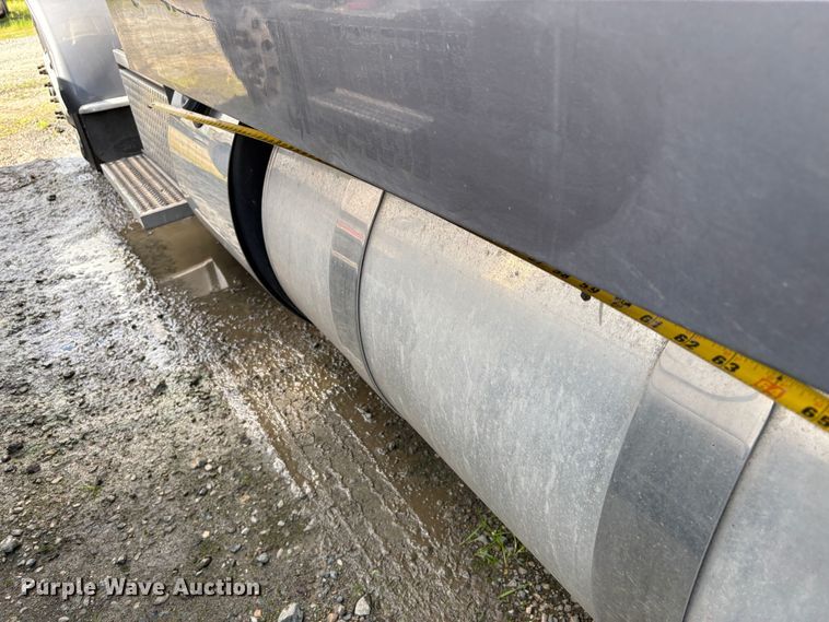 image for item YA2553 2023 Peterbilt 389 semi truck