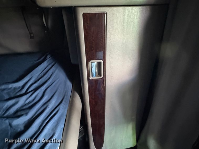 image for item YA2553 2023 Peterbilt 389 semi truck