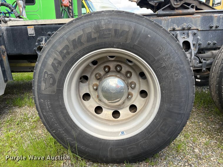 image for item YA2553 2023 Peterbilt 389 semi truck