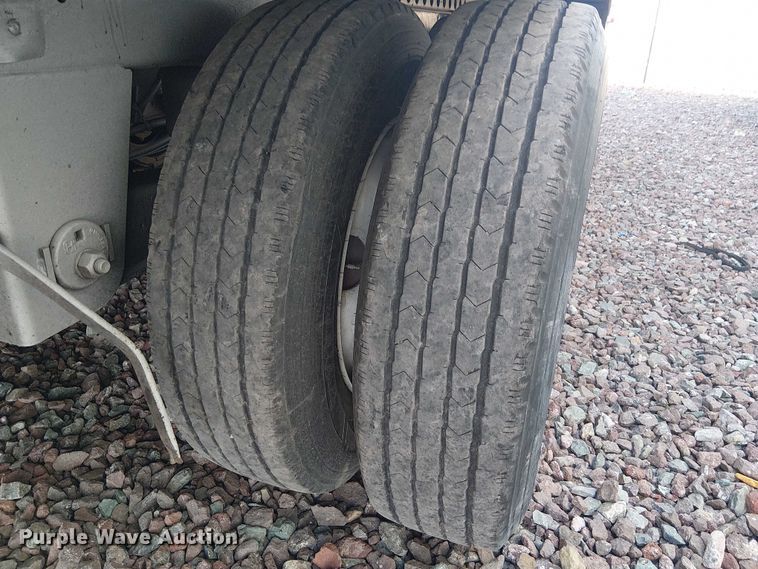 image for item YA2554 2000 Kentucky dry van trailer