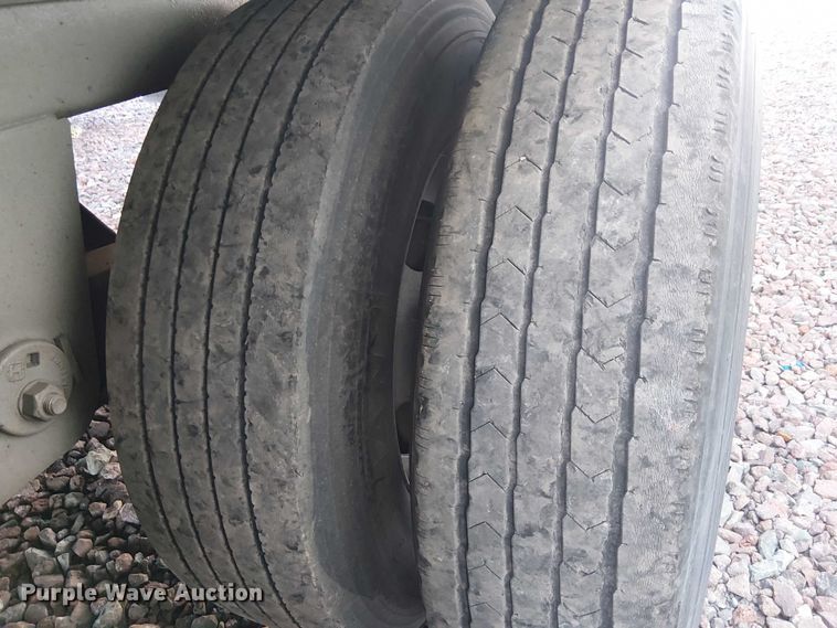 image for item YA2554 2000 Kentucky dry van trailer