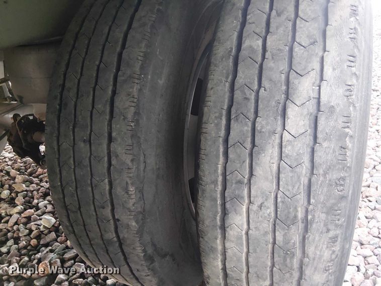 image for item YA2554 2000 Kentucky dry van trailer