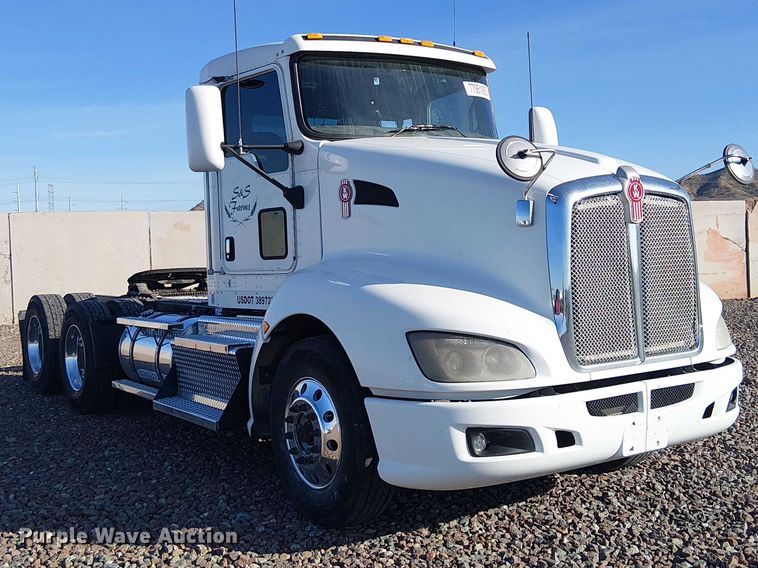 image for item YA2555 2013 Kenworth T6 Series semi truck