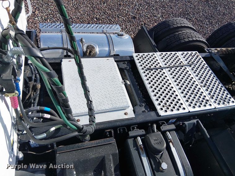 image for item YA2555 2013 Kenworth T6 Series semi truck