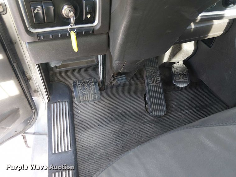 image for item YA2555 2013 Kenworth T6 Series semi truck