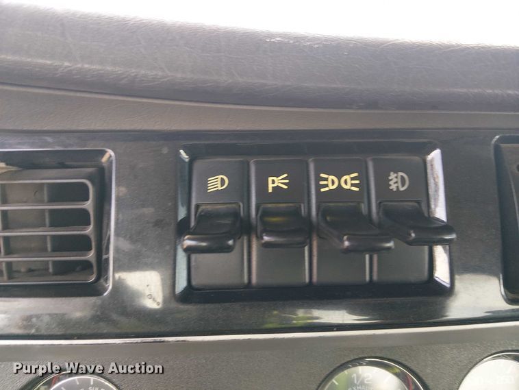 image for item YA2555 2013 Kenworth T6 Series semi truck