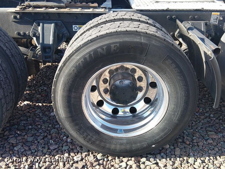 image for item YA2555 2013 Kenworth T6 Series semi truck