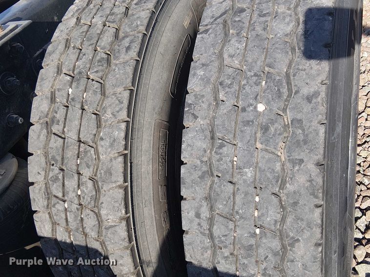 image for item YA2555 2013 Kenworth T6 Series semi truck