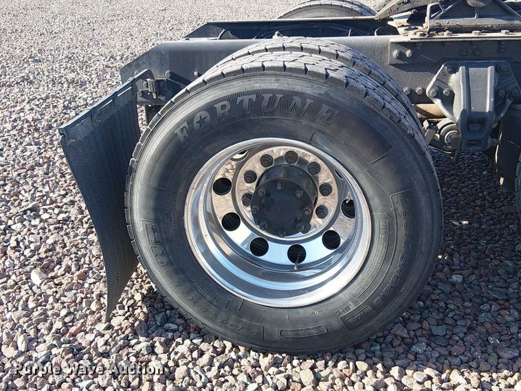 image for item YA2555 2013 Kenworth T6 Series semi truck