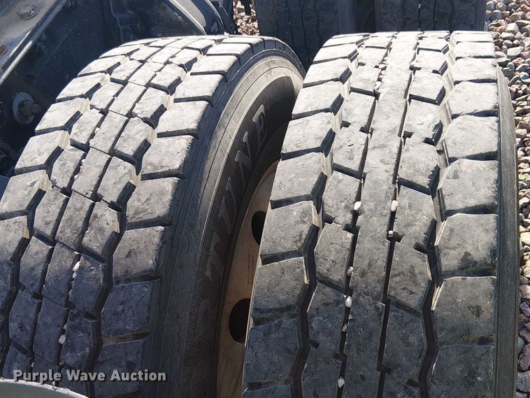 image for item YA2555 2013 Kenworth T6 Series semi truck