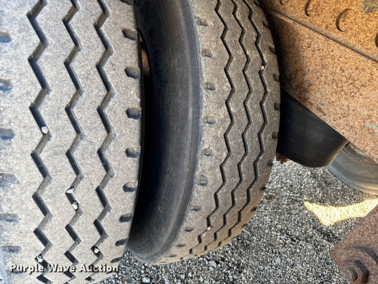 image for item YA2682 1995 Wabash dry van trailer