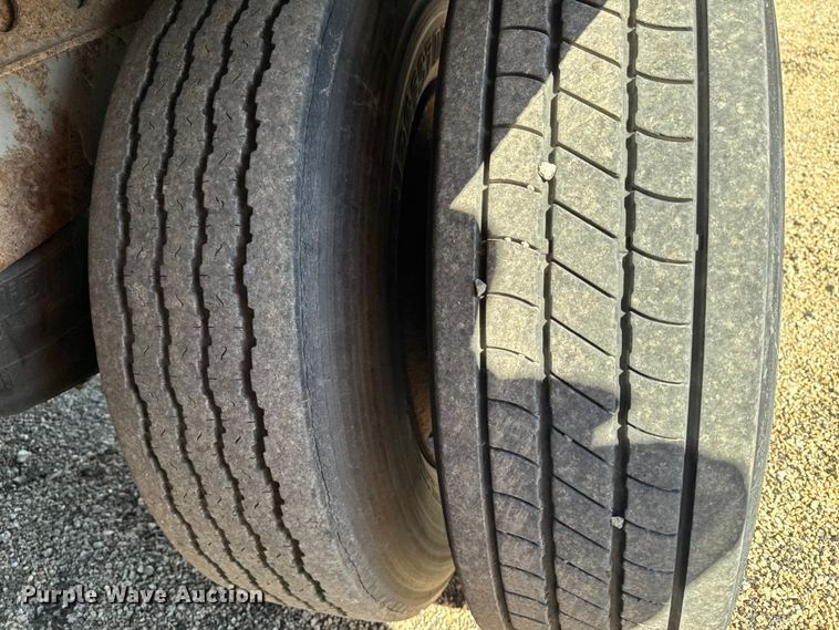 image for item YA2682 1995 Wabash dry van trailer