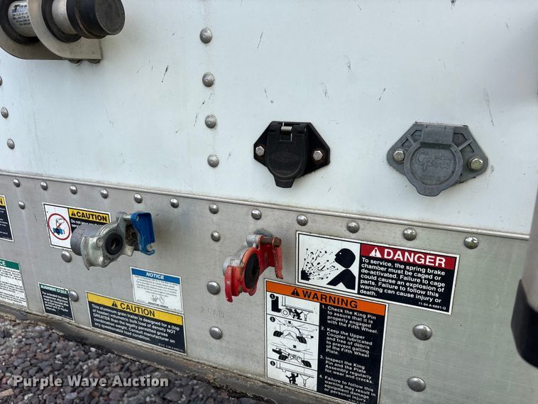 image for item YA2749 2018 Wilson DWH-650 grain trailer