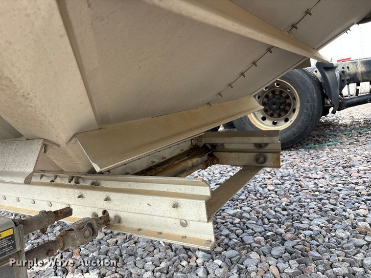 image for item YA2749 2018 Wilson DWH-650 grain trailer