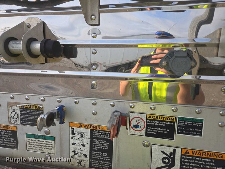 image for item YA2754 2010 Wilson DWH-550 grain trailer