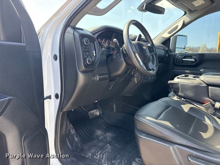 image for item DO8462 2021 Chevrolet Silverado 2500HD Crew Cab pickup truck